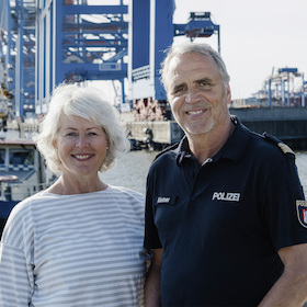 Angélique und Andreas Kästner lesen aus „Tatort Hafen – Tod im Schatten der Elbflut“